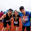 kobieta i dwóch mężczyzn z medalami na mecie