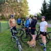 grupa osób przy rowerach