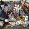 kobieta przy stole pod wiatą z przekąskami