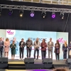 grupa osób po przecięciu symbolicznej wstęgi otwierającej wydarzenie