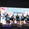 grupa seniorów na scenie gra na ukulele