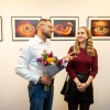 Dyrektor CKiS oraz autorka zdjęć, w tle wystawa.