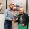 Dyrektor CKiS wręcza autorce wystawy bukiet kwiatów.
