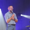 Dyrektor CKiS z mikrofonem na scenie.