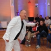 Artysta z mikrofonem wśród publiczności.
