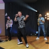Zespół na scenie oraz artysta grający na saksofonie.