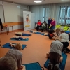 seniorzy wykonują resuscytację na fantomach