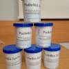 pudełka życia ułożone w piramidę na stole