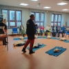 mężczyzna - ratownik medyczny mówi do grupy siedzących seniorów