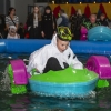 chłopiec w łódeczce w basenie na hali
