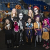 d=grupa osób w przebraniach haloweenowych