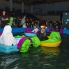 dzieci pływają w łódeczkach w basenie z wodą na hali