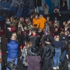 dorośli i dzieci bawią się na parkiecie