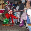 postać przebrana w świąteczny strój podczas animacji z dziećmi