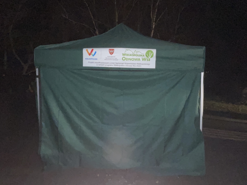namiot z herbem oraz logotypami Województwa Wielkopolskiego i programu „Wielkopolska Odnowa Wsi”