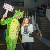 kobieta - wolontariuszka WOŚP z puszką pozuje do zdjęcia przy osobie przebranej za smoka
