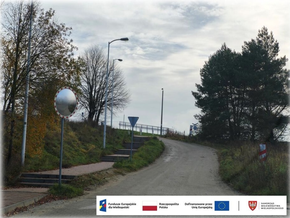 zdjęcie drogi dojazdowej do stacji kolejowej