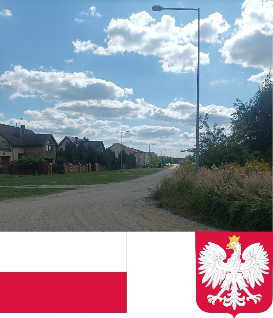 zdjęcie drogi, na dole zdjęcia biało-czerwona flaga oraz godło Polski