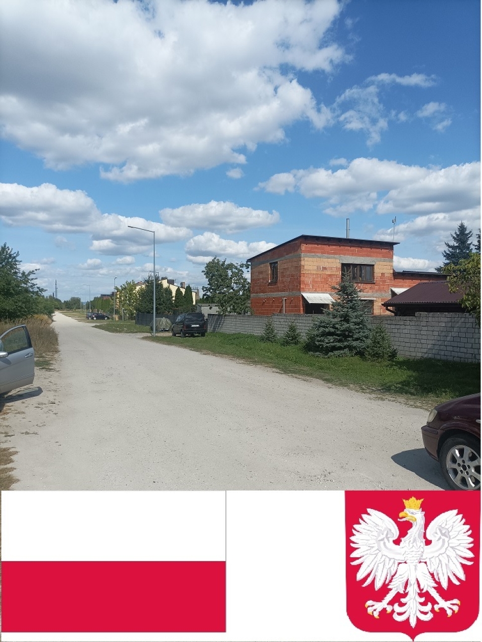 zdjęcie drogi, na dole zdjęcia biało-czerwona flaga oraz godło Polski