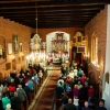 Widok na wnętrze kościoła z góry z chóru.