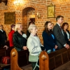 Władze samorządowe oraz wierni w ławkach.