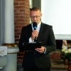 Dyrektor CKiS z mikrofonem w ręku.
