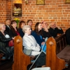 Biskup, władze samorządowe oraz wierni w ławkach.