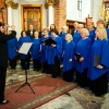 Chór w czasie występu koncertowego pod ołtarzami.