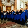 Chór w czasie występu koncertowego pod ołtarzami.