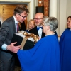 Władze samorządowe przy wręczaniu prezentów i gratulacji dla chóru.