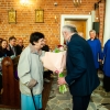 Wręczenie kwiatów córce wieloletniego dyrygenta chóru.