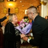 Dyrektor CKiS wręcza kwiaty dawnej dyrygence chóru.