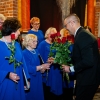 Dyrektor CKiS wręcza kwiaty chórzystom