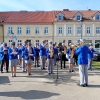 orkiestra dęta gra na placu
