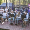 orkiestra dęta gra koncert w parku