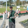 mężczyzna z mikrofonem, w tle stadion