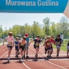 dzieci biegnące po bieżni