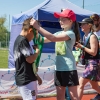 dziewczynka zawiesza medal na szyi chłopca