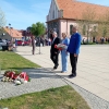 przedstawiciele sołtysów po złożeniu wiązanki przed pomnikiem
