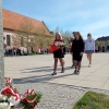 delegacje uczniów składają wiązanki pod pomnikiem