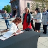 przewodnicząca Rady Miejskiej dokonuje wpisu do pamiątkowej księgi
