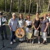 pięć kobiet pozuje do zdjęcia, jedna trzyma tarczę