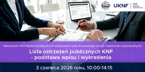 dwie osoby siedzą przy biuku przy dokumencie