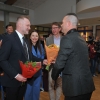 Wręczenie kwiatów, statuetki dyrygentowi chóru.