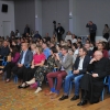 Publiczność siedzi na krzesłach