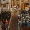 zdjęcie ołtarza i księdza odprawiającego mszę oraz wiernych w ławkach - zdjęcie z góry