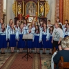 chór dziewczęcy z dyrygentką przed ołtarzem