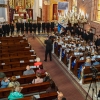 chór młodzieżowy z Hiszpanii wraz z dyrygentem przed ołtarzem, zdjęcie z góry