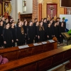 chór młodzieżowy z Hiszpanii wraz z dyrygentem przed ołtarzem