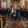 3 mężczyzn - dyrygent, zastępca burmistrza i dyrektor Centrum Kultury pozują do zdjęcia wraz z chórem z Hiszpanii